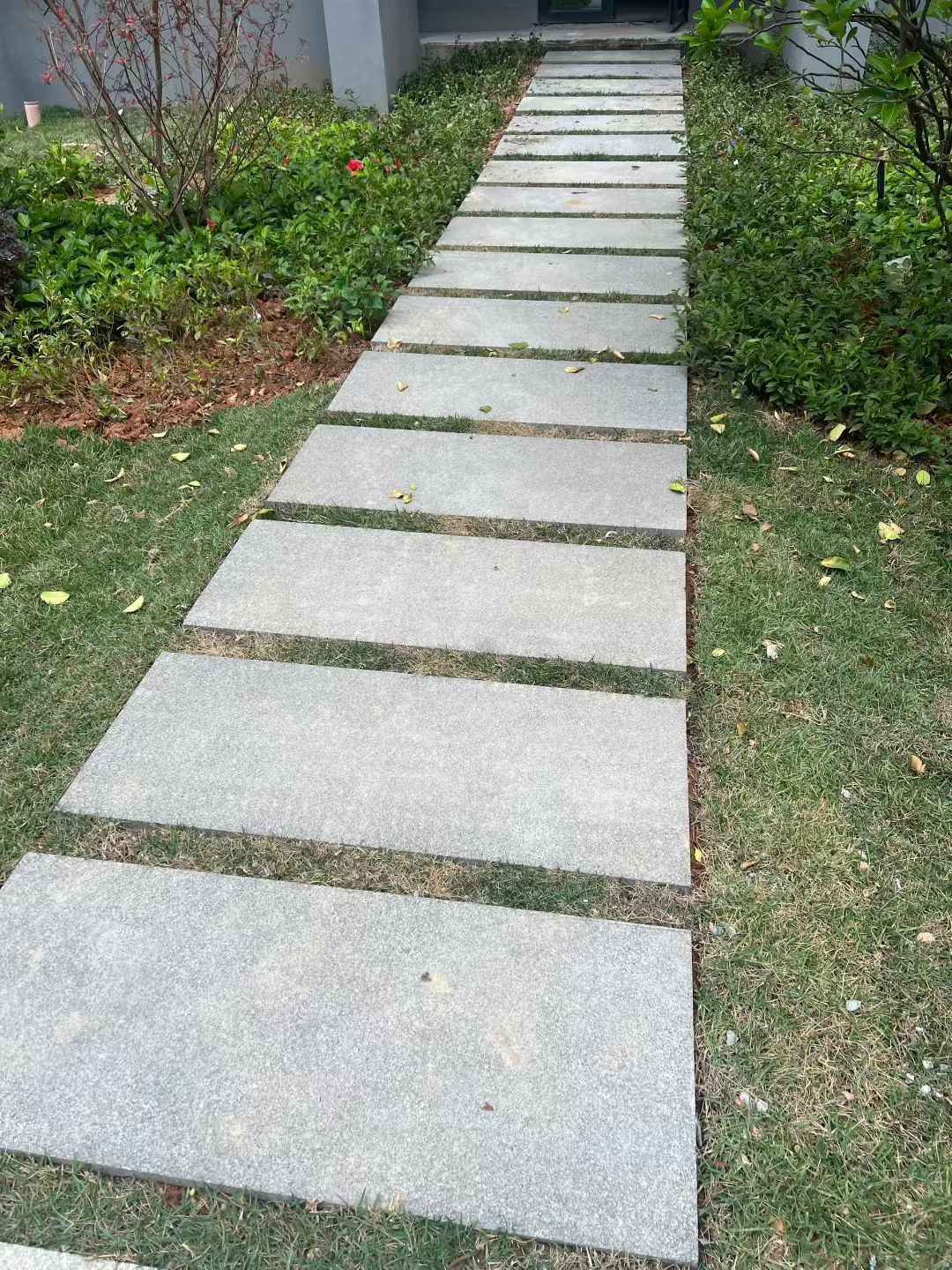 四川 芝麻黑小区踏步、汀步石铺装效果