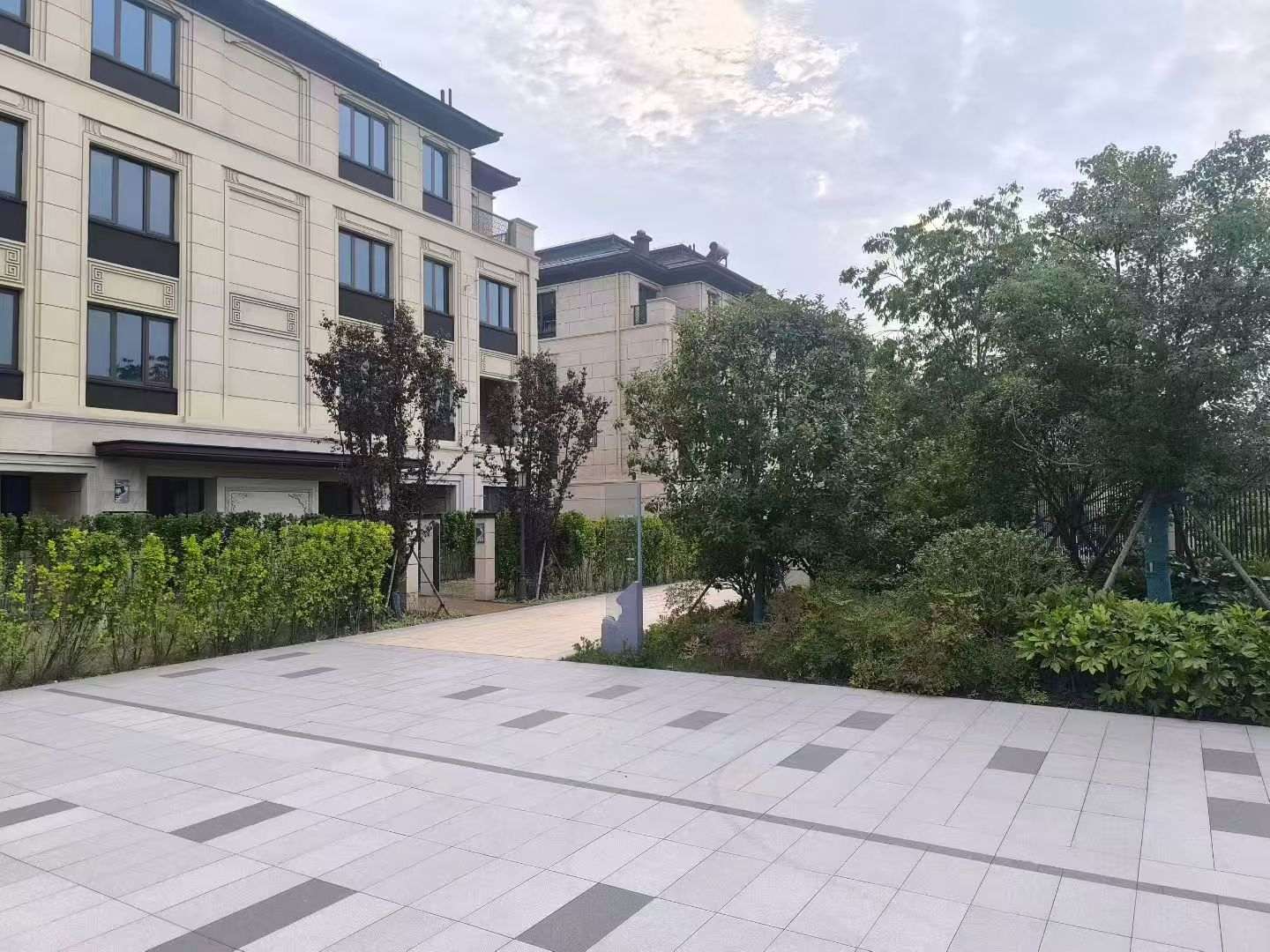 四川 芝麻白与芝麻白搭配铺装，尺寸1200*600